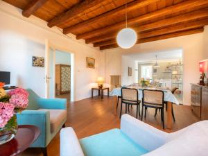 salon ze stołem i krzesłami w obiekcie Holiday Home Casa Con Le Rose by Interhome w mieście San Daniele del Friuli