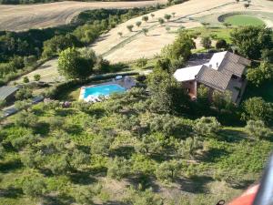 uma vista aérea de uma casa com piscina em Holiday Home I Due Carpini-1 by Interhome em Citta' Sant'Angelo