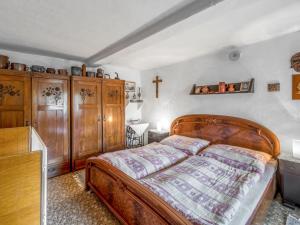 sypialnia z łóżkiem i krzyżem na ścianie w obiekcie Holiday Home Újezd Svatého Kříže by Interhome w mieście Bělá nad Radbuzou