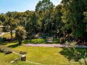 - une vue aérienne sur un jardin avec une aire de jeux dans l'établissement Holiday Home Villa Antonio by Interhome, à Jurdani