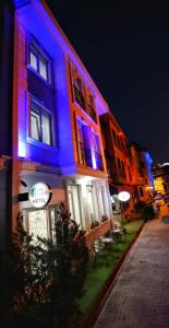 un edificio con luces azules y moradas. en Cape Palace Hotel en Estambul