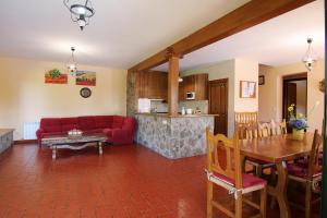 - un salon avec un canapé rouge et une table dans l'établissement El Pinarejo, à El Arenal