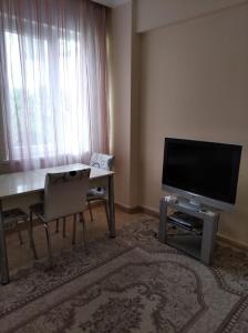 فندق أماندا في كيمير: غرفة معيشة مع تلفزيون بشاشة مسطحة وطاولة