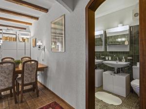Vonios kambarys apgyvendinimo įstaigoje Apartment Al Prada 3-1-a by Interhome