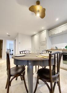 a dining room with a table and chairs in a kitchen at Les Estrelles in Saint-Rémy-de-Provence +10 photos