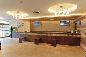 a lobby with a waiting area and a bar at Tennen Onsen Taho-no-Yu Dormy Inn Niigata in Niigata