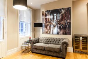 ロンドンにある1st Class Covent Garden Residences for 1st Class Guestsのリビングルーム(ソファ、絵画付)