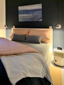 a bedroom with a bed and a painting on the wall at 4-Studios in Cölbe