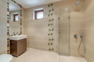 ein Bad mit einer Dusche und einem Waschbecken in der Unterkunft Комплекс Орлово гнездо in Beli Iskar