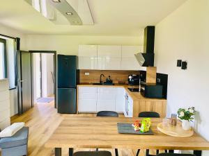 Kuchyň nebo kuchyňský kout v ubytování Apartmány DOME