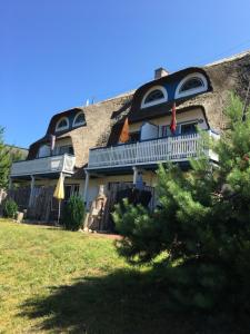 Casa grande con balcón y patio en FeWo Sonnenblume Achtern Diek en Zingst