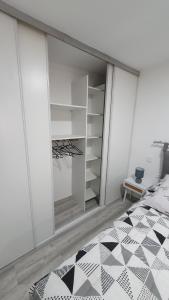 ロデーズにあるAppartement Carnus Rodezのベッドルーム1室(ベッド1台、鏡付きクローゼット付)