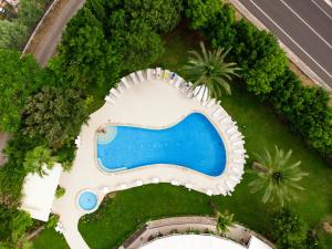 - une vue aérienne sur la piscine d'un complexe dans l'établissement Modica Palace Hotel, à Modica