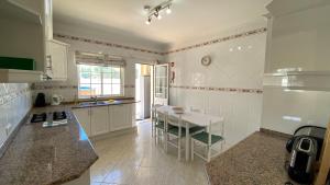 Virtuvė arba virtuvėlė apgyvendinimo įstaigoje Oliveira by Check-in Portugal