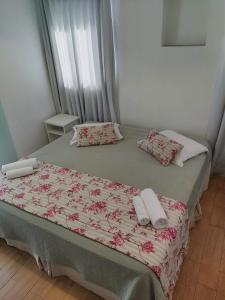 Hotel Gabriel في سانتا ماريا: سرير عليه وسادتين في غرفة النوم
