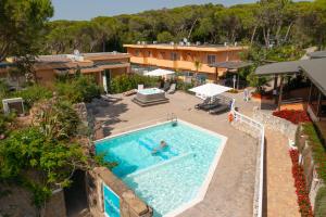 Bazén v ubytovaní Tuscany Hotel Alle Dune alebo v jeho blízkosti
