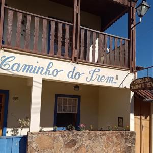 a sign on the side of a house at Pousada Caminho do Trem in Tiradentes