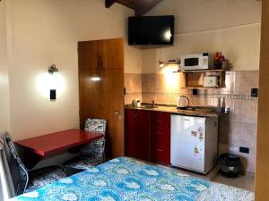 a small kitchen with a table and a refrigerator at DEPARTAMENTO ACOSTA 1 in Paraná
