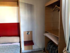 1 dormitorio con cama y armario en DEPARTAMENTO ACOSTA 1 en Paraná
