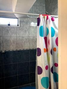 cortina de ducha con lunares en el baño en DEPARTAMENTO ACOSTA 1 en Paraná