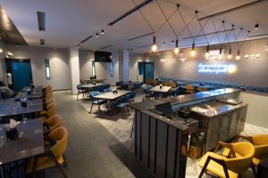 un ristorante con tavoli e sedie in una stanza di Hotel Silver Oak ad Aurangabad