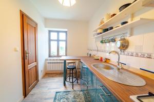 Kuchyň nebo kuchyňský kout v ubytování Apartament Na Skraju Miasta