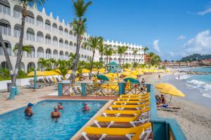 Bazén v ubytování Belair Beach Hotel nebo v jeho okolí