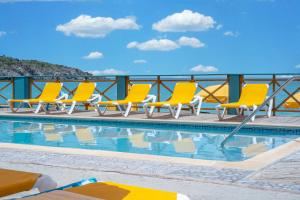 Bazén v ubytování Belair Beach Hotel nebo v jeho okolí