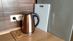 Příslušenství pro přípravu čaje a kávy v ubytování SPA Apartment Raisova