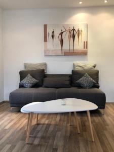 uma sala de estar com um sofá e uma mesa de centro em Wohnung im Zentrum des Ruhrgebietes 1A 3.OG em Castrop-Rauxel