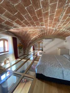 Schlafzimmer mit Glasboden und Steindecke in der Unterkunft Casa Di Vetro in Canino
