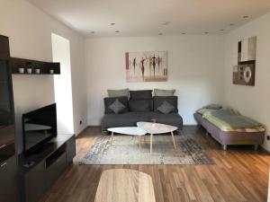 ein Wohnzimmer mit einem Sofa und einem Tisch in der Unterkunft Wohnung im Zentrum des Ruhrgebietes 1A 3.OG in Castrop-Rauxel