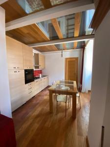 eine Küche mit einem Holztisch im Zimmer in der Unterkunft Casa Di Vetro in Canino