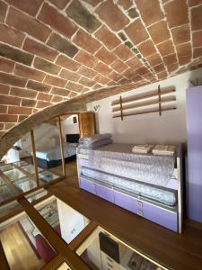 Zimmer mit einem Bett und einem Glasfenster in der Unterkunft Casa Di Vetro in Canino