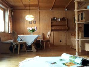 ein Esszimmer mit einem Tisch und Stühlen in einem Zimmer in der Unterkunft Gästehaus Maier in Kitzbühel