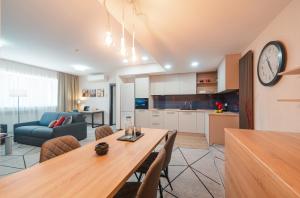 A kitchen or kitchenette at City Park Apart Hotel by CHM