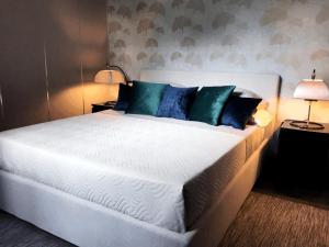 Un pat sau paturi într-o cameră la VILLA MARRONE - Relais -