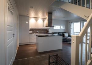 Kuchyň nebo kuchyňský kout v ubytování Lofoten Rorbu Lodge