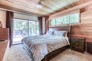 Molalla River Lodge tesisinde bir odada yatak veya yataklar