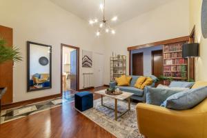 un soggiorno con divano e tavolo di Castel Sant'Angelo Design Apartment a Roma