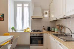 Kitchen o kitchenette sa Castel Sant'Angelo Design Apartment