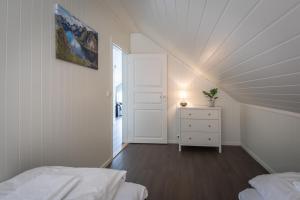 Postel nebo postele na pokoji v ubytování Lofoten Rorbu Lodge