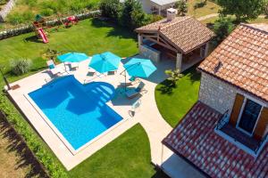 Bazén v ubytování Villa LAVANTINA nebo v jeho okolí