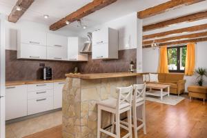 Kuchyň nebo kuchyňský kout v ubytování Villa LAVANTINA