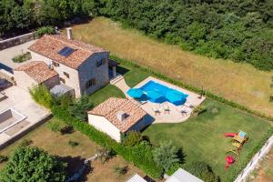 Bazén v ubytování Villa LAVANTINA nebo v jeho okolí