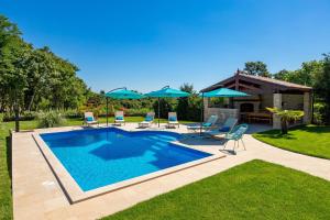 Bazén v ubytování Villa LAVANTINA nebo v jeho okolí