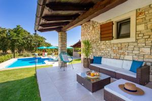 Bazén v ubytování Villa LAVANTINA nebo v jeho okolí