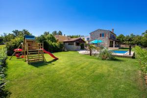 Bazén v ubytování Villa LAVANTINA nebo v jeho okolí