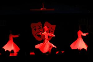 تيلاتييه ريزورت هوتيل في كوناكلي: مجموعة من ثلاث نساء بملابس حمراء على المسرح
