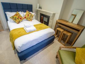 um quarto com uma cama grande e uma lareira em Regency House em Cambridge